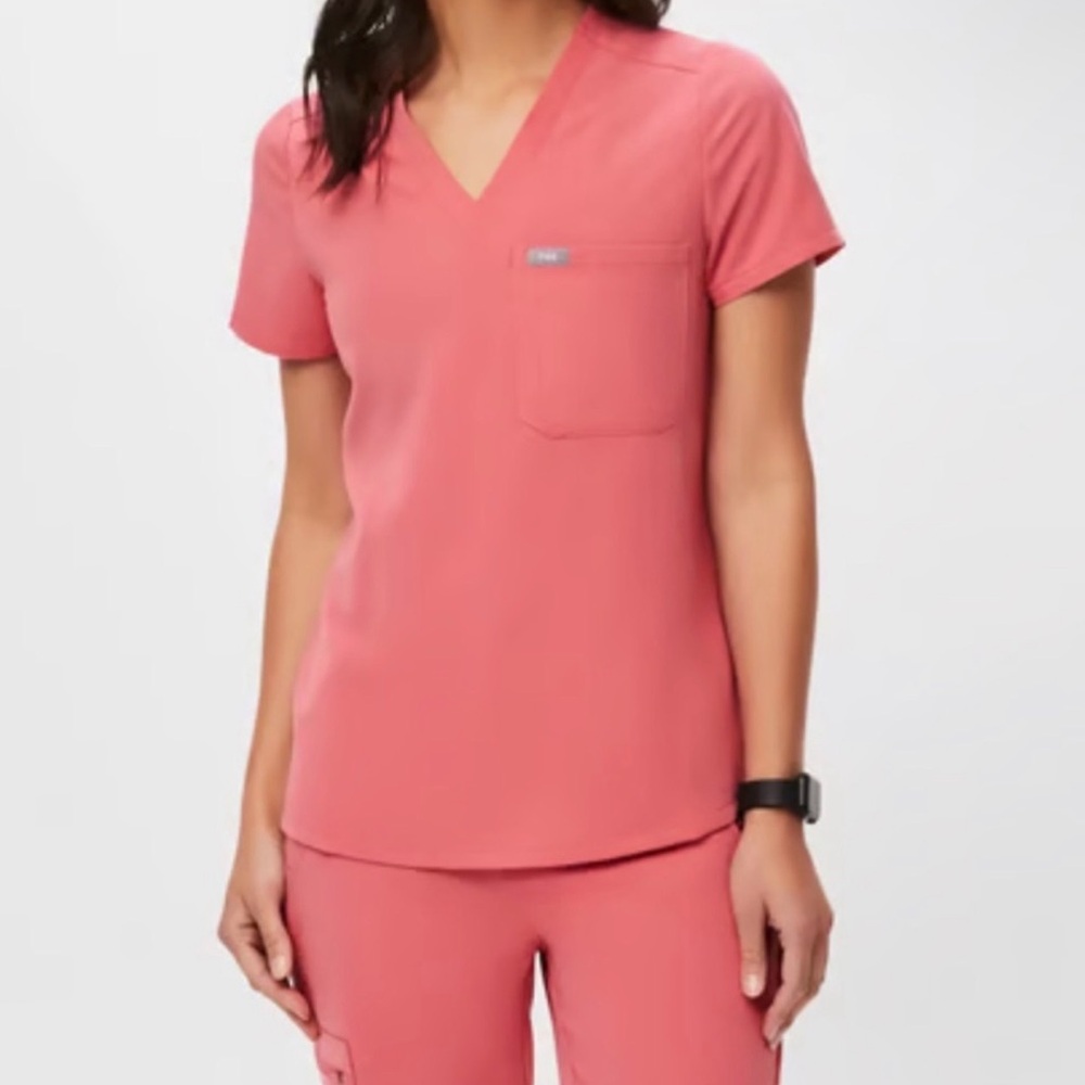 Catarina One-Pocket Scrub Top || Desert Rose || Figs